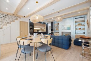Un intérieur moderne comprenant un coin repas, une cuisine et un espace de vie.