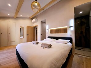 3 slaapkamers, een strijkplank/strijkijzer, gratis wifi, beddengoed