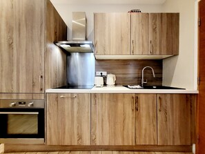 Kühlschrank, Ofen, Geschirrspüler, Wasserkocher mit Kaffee-/Teezubehör