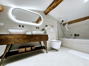 Kostenlose Toilettenartikel, Haartrockner, Handtücher