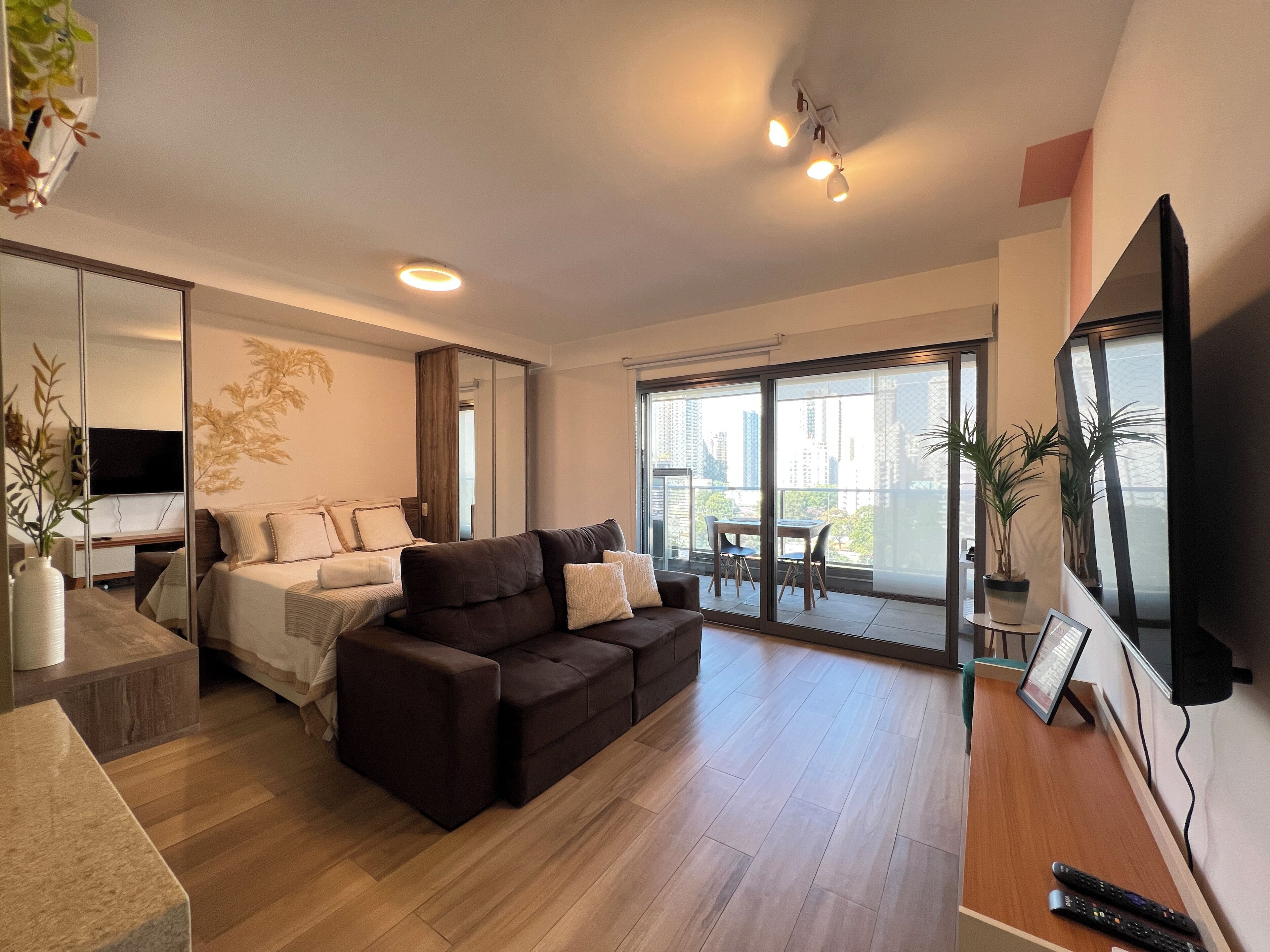 1 quarto, escrivaninha, ferros/tábuas de passar roupa, berço de viagem