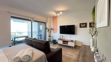 1 quarto, escrivaninha, ferros/tábuas de passar roupa, berço de viagem