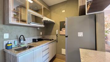 Geladeira, micro-ondas, fogão, cooktop