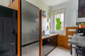 Réfrigérateur, four à micro-ondes, lave-vaisselle, cafetière-théière