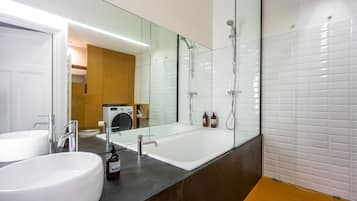Articles de toilette gratuits, sèche-cheveux, serviettes fournies