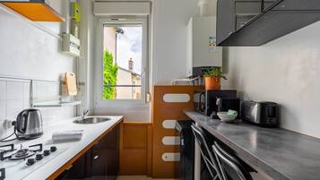 Fridge, microwave, dishwasher, coffee/tea maker