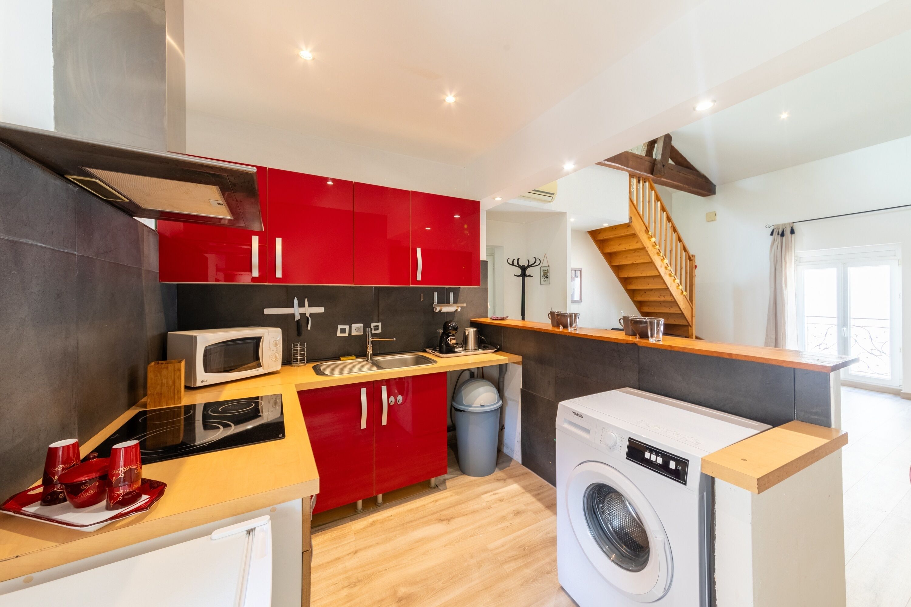 Køleskab, mikrobølgeovn, ovn, kaffe-/temaskine