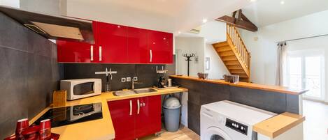 Køleskab, mikrobølgeovn, ovn, kaffe-/temaskine