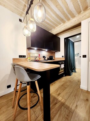 Fridge, oven, coffee/tea maker, toaster
