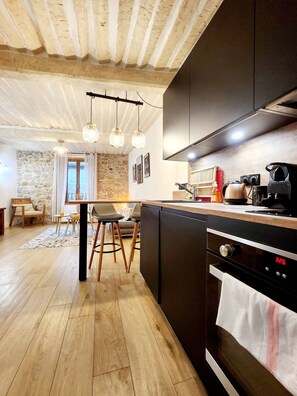 Réfrigérateur, four, cafetière/bouilloire, grille-pain