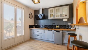 Kaffetrakter/tekoker, kjøleskap, mikrobølgeovn og ovn
