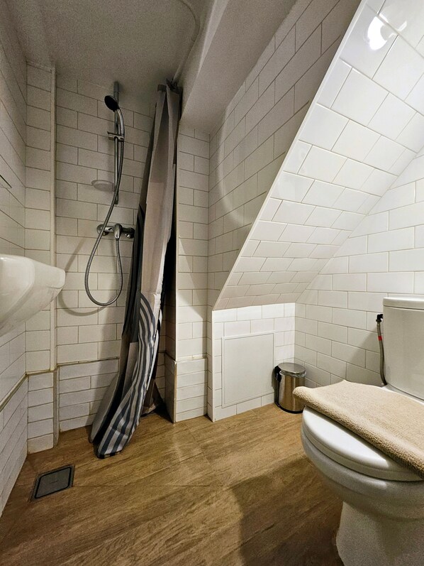 Kostenlose Toilettenartikel, Haartrockner, Handtücher