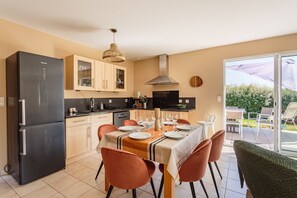 Kühlschrank, Mikrowelle, Ofen, Geschirrspüler