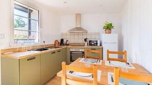 A compact kitchen with a window, a microwave, a stove, and a sink. - El Capoll - Climatisé, vue montagne (Joch)