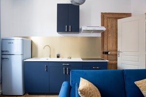 Réfrigérateur, four, cafetière/bouilloire, grille-pain