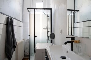 Sèche-cheveux, serviettes fournies