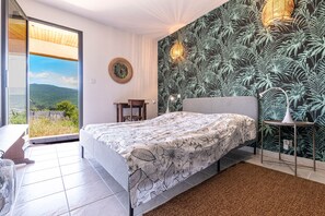 4 bedrooms, iron/ironing board, free WiFi, bed sheets