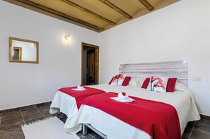 2 habitaciones, tabla de planchar con plancha, cuna de viaje y internet 