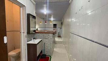 Regadera, toallas, papel de baño