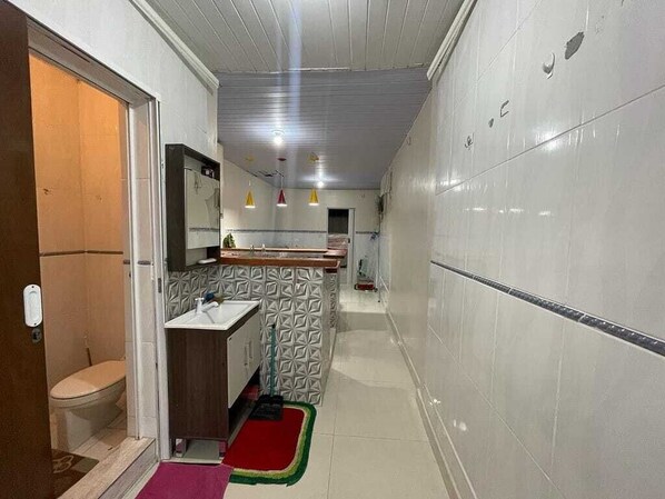 Dusche, HandtĂŒcher, Toilettenpapier