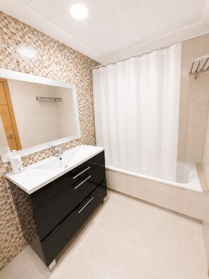 Dusche, Haartrockner, Bidet, Handtücher