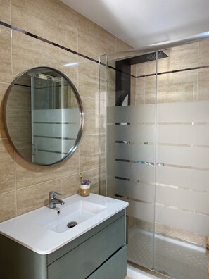 Shower, hair dryer, bidet, towels - 3 BEDROOM APARTMENT ON THE BEACH with POOL, AIR CONDITIONING and GARAGE (alboraya)