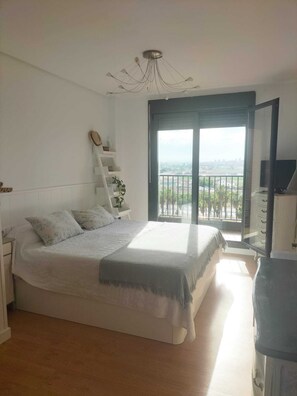 Iron/ironing board, WiFi, bed sheets - 3 BEDROOM APARTMENT ON THE BEACH with POOL, AIR CONDITIONING and GARAGE (alboraya)