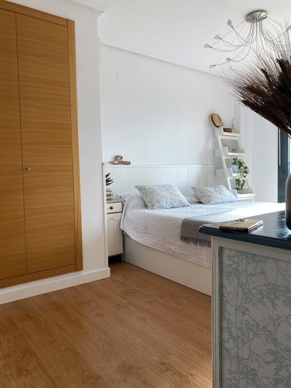 Iron/ironing board, WiFi, bed sheets