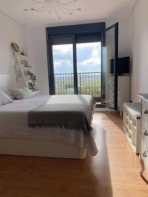 Iron/ironing board, WiFi, bed sheets - 3 BEDROOM APARTMENT ON THE BEACH with POOL, AIR CONDITIONING and GARAGE (alboraya)