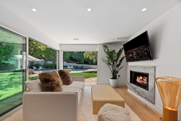 Smart TV, fireplace