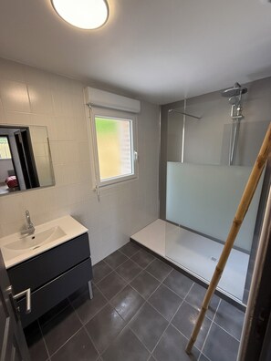 Dusche, Haartrockner, Toilettenpapier