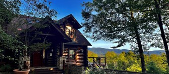 Mystic Pines log home in Shenandoah with hot tub and spectacular views!
