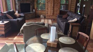 Una Smart TV, una chimenea, libros