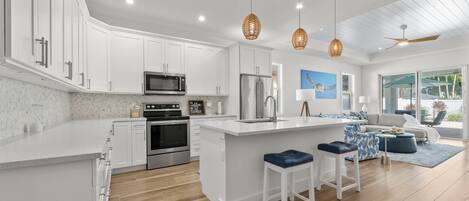 Réfrigérateur, micro-ondes, four, plaque de cuisson