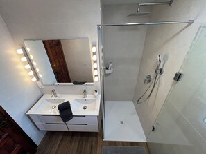 Shower, hair dryer, towels, soap - Penthouse Las Barandas (Icod de los Vinos)