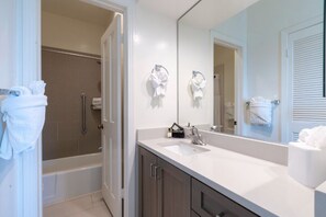 Sèche-cheveux, serviettes fournies, savon, shampoing