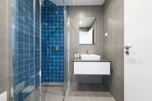 Regadera, secadora de cabello, bidet, toallas 