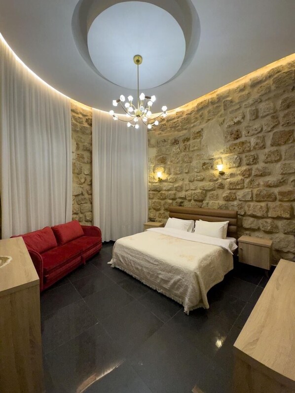 Suite estudio Deluxe, vista a la ciudad | Caja de seguridad en la habitación, escritorio y cortinas blackout 