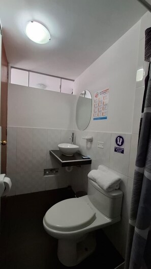 Habitació individual estàndard | Bany | Tovalloles, sabó, xampú i paper higiènic