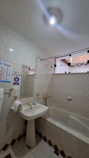Standard Double Room | Bathroom | Towels, soap, shampoo, toilet paper