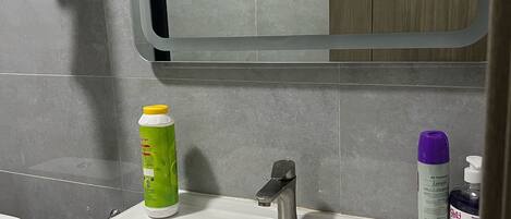 Serviettes fournies, savon, papier toilette