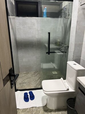 Handtücher, Seife, Toilettenpapier