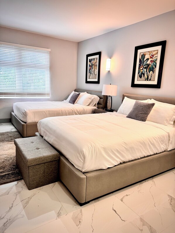 Comfort-Vierbettzimmer | Hochwertige Bettwaren, Pillowtop-Betten, Bügeleisen/Bügelbrett