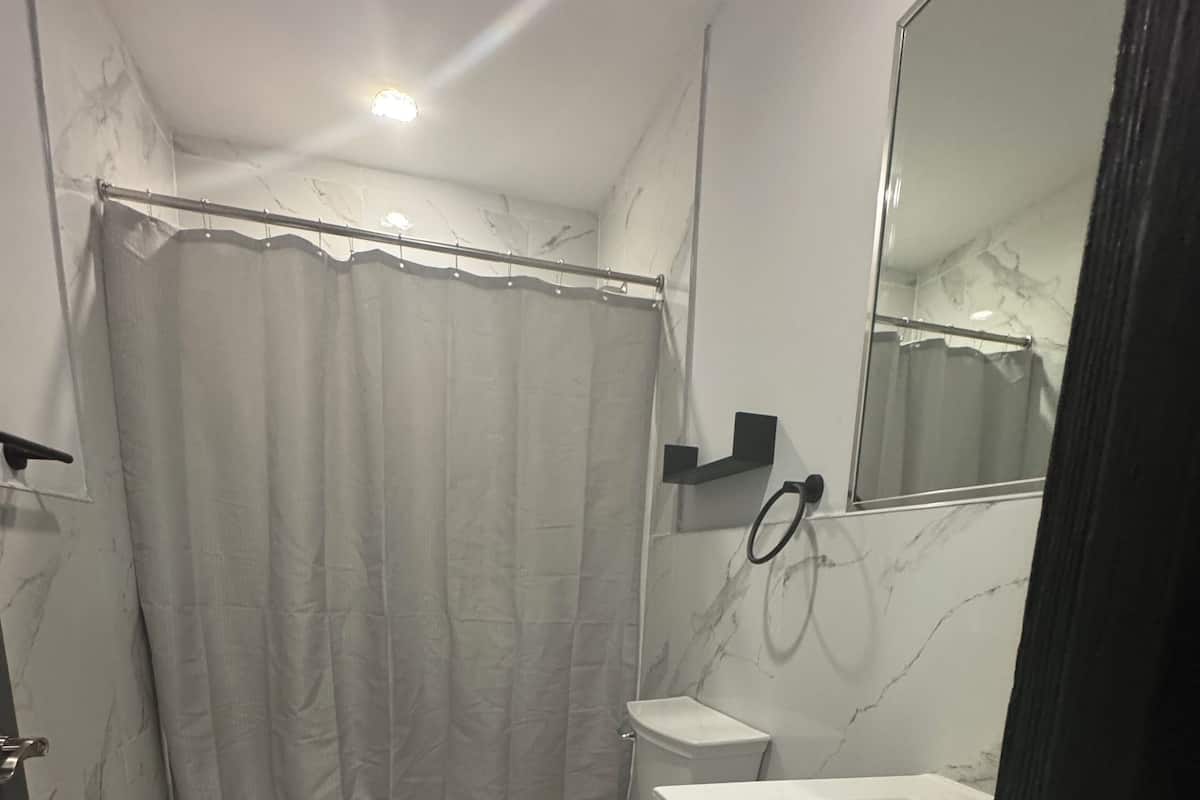 Een douche, een haardroger, handdoeken, zeep