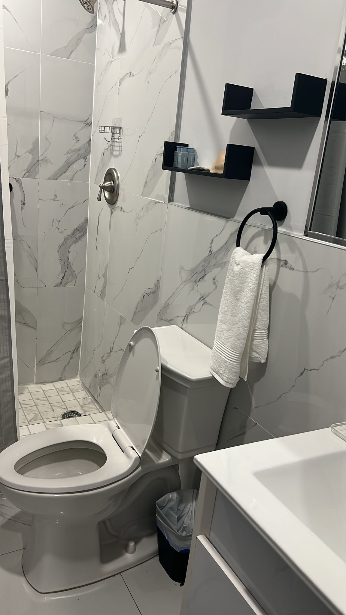 Suihku, hiustenkuivaaja, pyyhkeet, saippua