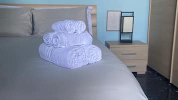 Deluxe-Apartment, Balkon, Bergblick | Allergikerbettwaren, VerdunkelungsvorhĂ€nge, BĂŒgeleisen/BĂŒgelbrett