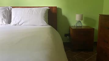 Quarto quádruplo conforto, sacada, vista para o jardim | Roupas de cama antialérgicas, cortinas blackout