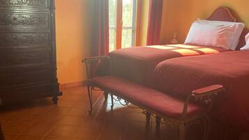 Chambre Double, balcon, vue jardin | Literie hypoallergénique, rideaux occultants, fer et planche à repasser