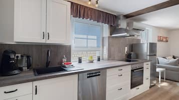 Fridge, oven, stovetop, dishwasher