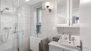 シャワー、バスアメニティ (無料)、ヘアドライヤー、タオル